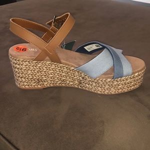 Tom’s Willow Navy Leigh Weight/Denim Tan leather Wedge Sandals 9.5